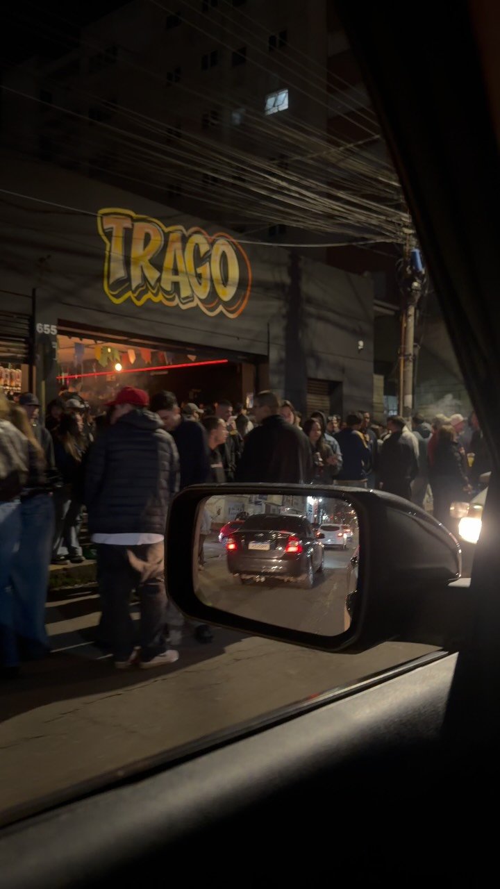 Fila na frente do Trago