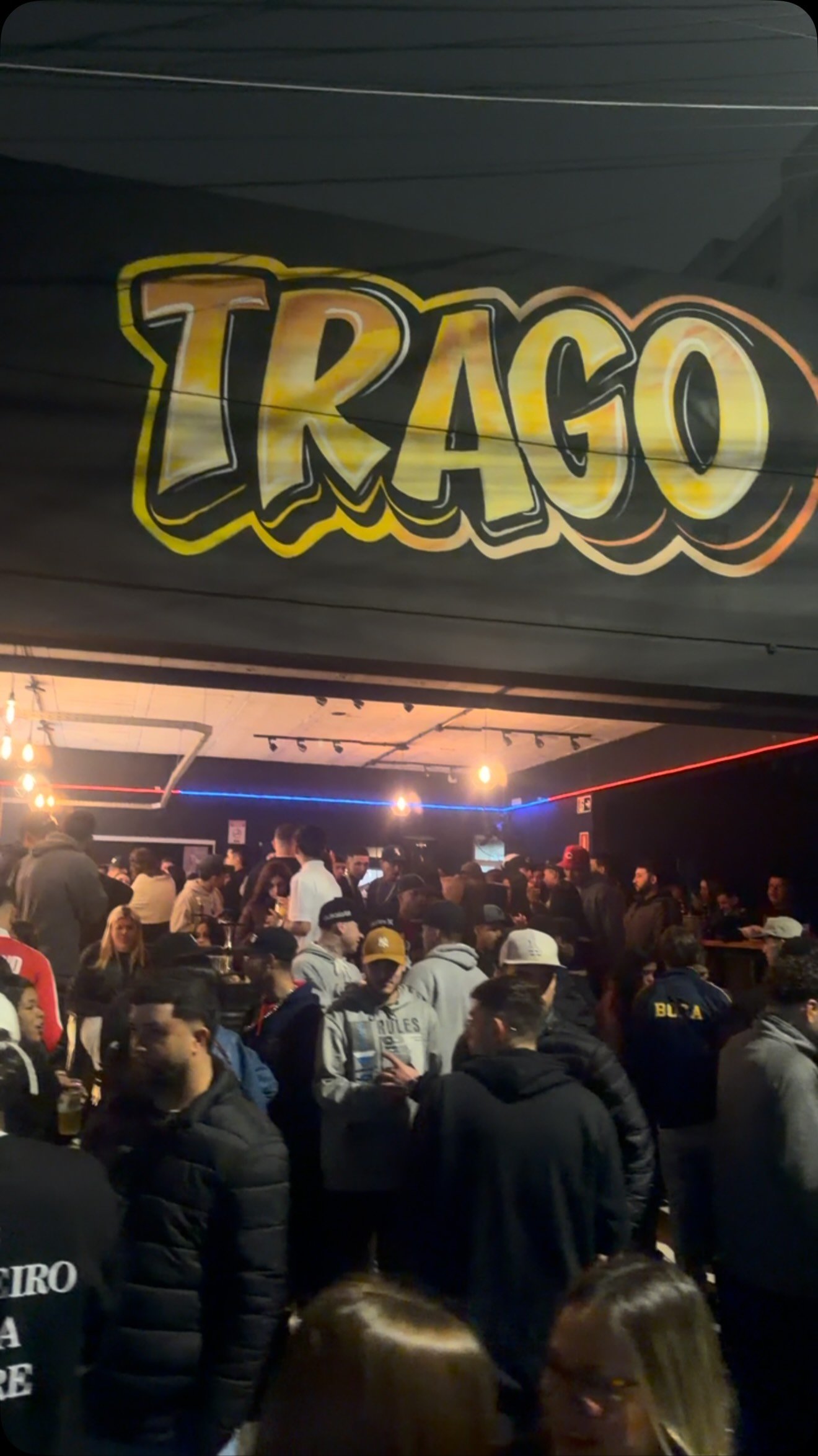 Letreiro do Trago com a galera embaixo