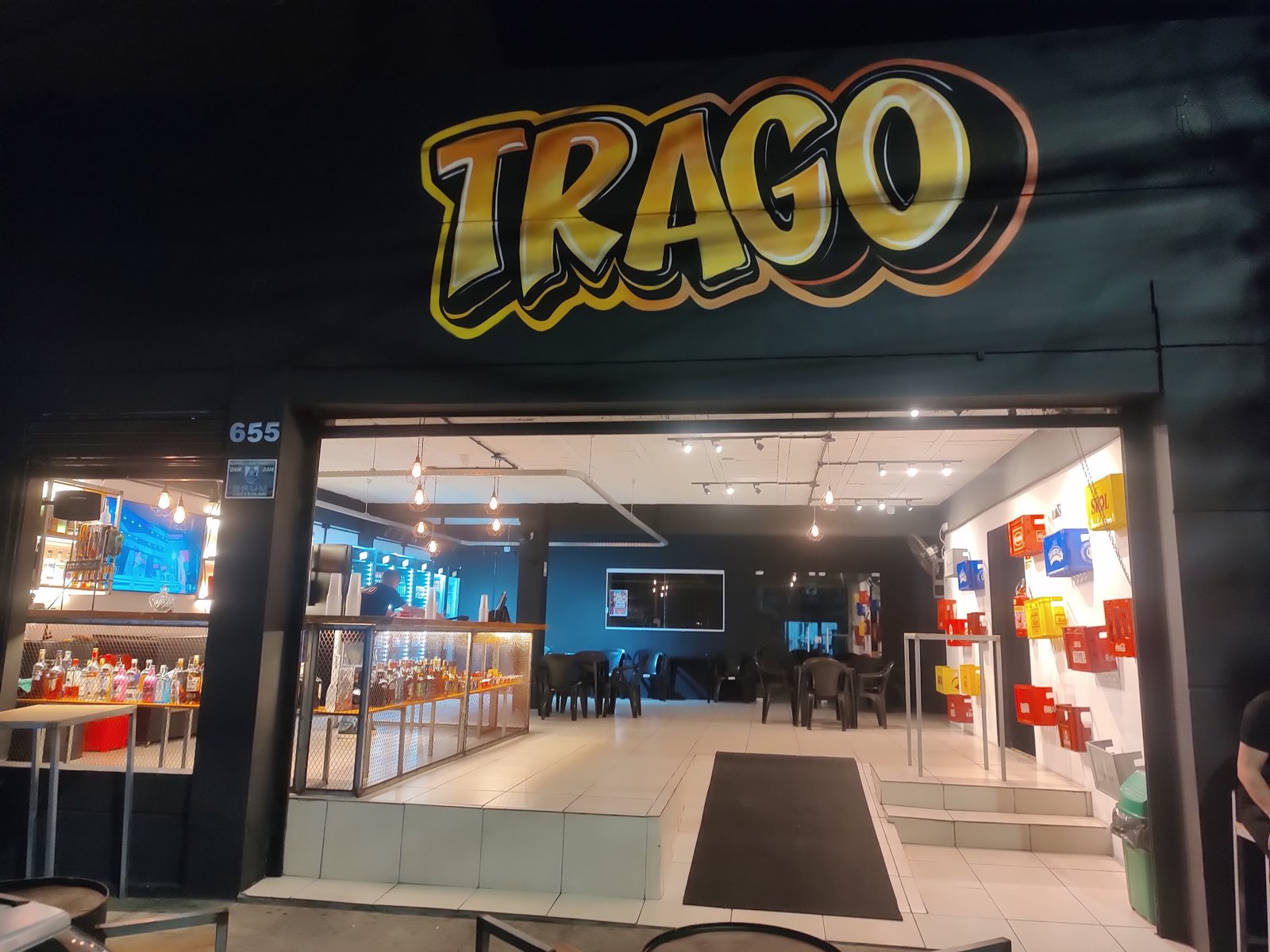 Fachada do Trago acesa
