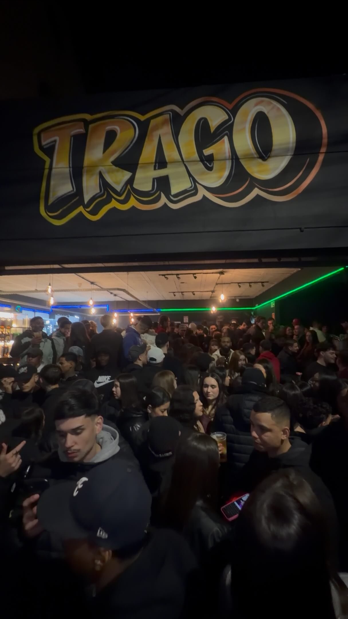 A rua lotada na frente do Trago numa sexta